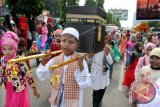 Peserta karnaval melintas di jalan utama Protokol pusat Kota Lhokseumawe, Provinsi Aceh, Rabu (14/10). Karnaval yang diikuti 4000 lebih peserta dari kalangan muspida, ulama, pelajar, majelis taklim, ormas Islam dan tokoh masyarakat itu memperingati sekaligus merayakan Tahun Baru Islam 1 Muharram 1437 H.ANTARA FOTO/Rahmad/nz/15