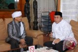 Wali Kota Adi Darma (kanan) berbincang dengan KH Abdullah Gymnastiar (A.A Gym) di sela menghadiri ceramah agama menyambut Tahun Baru Islam 1 Muharram 1437 H di Lapangan Town Center PT Badak, Bontang, Kalimantan TImur, Selasa (13/10). (Humas Pemkot Bontang)