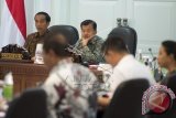 Presiden Joko Widodo (kiri) dan Wapres Jusuf Kalla (kanan) memimpin rapat kabinet terbatas di Kantor Kepresidenan, Jakarta, Kamis (15/10). Rapat tersebut membahas soal penajaman program pembangunan kepariwisataan dan pengadaan kapal perhubungan dan penggunaan deviden PT Kereta Api Indonesia (Persero). ANTARA FOTO/Widodo S. Jusuf/wdy/15.