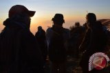 Sejumlah pendaki menikmati suasana matahari terbit (sunrise) di puncak Gunung Lawu di perbatasan wilayah Jawa Tengah-Jawa Timur, Rabu (14/10). Banyak pendaki dari berbagai daerah datang di puncak Gunung Lawu pada malam atau dini hari untuk melihat matahaaari terbit. Antara Jatim/Foto/Siswowidodo/zk/15