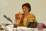 Menteri Kelautan dan Perikanan (KKP) Susi Pudjiastuti memberikan keterangan mengenai rencana penenggelaman kapal asing di Kantor Kementerian Kelautan dan Perikanan, Jakarta, Kamis (15/10). Kementerian Kelautan dan Perikanan berencana menenggelamkan Delapan kapal asing yang terbukti melakukan illegal fishing, Kapal-kapal tersebut rencananya akan ditenggelamkan di Kota Aceh, Batam dan Pontianak pada 19-20 Oktober 2015. ANTARA FOTO/Reno Esnir/nz/15.