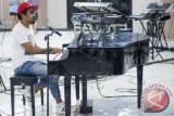 Penyanyi Glenn Fredly memainkan piano saat latihan jelang konser di Istora Senayan, Jakarta, Kamis (15/10). Glenn Fredly akan menggelar sebuah konser istimewa bertajuk 'Menanti Arah' pada hari Sabtu 17 Oktober 2015 di Istora Senayan, untuk merayakan perjalanan 20 tahun berkarya di industri musik. ANTARA FOTO/M Agung Rajasa/wdy/15.
