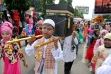 Peserta karnaval melintas di jalan utama Protokol pusat Kota Lhokseumawe, Provinsi Aceh, Rabu (14/10). Karnaval yang diikuti 4000 lebih peserta dari kalangan muspida, ulama, pelajar, majelis taklim, ormas Islam dan tokoh masyarakat itu memperingati sekaligus merayakan Tahun Baru Islam 1 Muharram 1437 H.ANTARA FOTO/Rahmad/nz/15