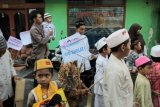 Sejumlah siswa-siswi TPQ Daarut Taubah melakukan pawai di kawasan bekas lokalisasi Dolly, Surabaya, Jawa Timur, Rabu (14/10). Kegiatan tersebut guna merayakan Tahun Baru Islam 1437 Hijriah. ANTARA FOTO/Didik Suhartono/aww/15.