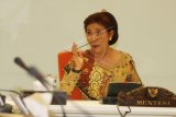 Menteri Kelautan dan Perikanan (KKP) Susi Pudjiastuti memberikan keterangan mengenai rencana penenggelaman kapal asing di Kantor Kementerian Kelautan dan Perikanan, Jakarta, Kamis (15/10). Kementerian Kelautan dan Perikanan berencana menenggelamkan Delapan kapal asing yang terbukti melakukan illegal fishing, Kapal-kapal tersebut rencananya akan ditenggelamkan di Kota Aceh, Batam dan Pontianak pada 19-20 Oktober 2015. ANTARA FOTO/Reno Esnir/nz/15.