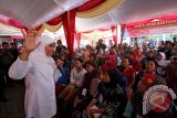Menteri Sosial Khofifah Indar Parawansa (kiri) berdialog dengan warga penerima bantuan Program Keluarga Harapan (PKH) tahap ketiga di kantor Kecamatan Wonoasih, Probolinggo, Jawa Timur, Sabtu (17/10). Pemerintah melalui kementerian sosial menargetkan penerima bantuan PKH untuk tahun anggaran 2016 bertambah dari 3,5 juta keluarga menjadi 6,5 juta keluarga untuk mengurangi kemiskinan dan meningkatkan kualitas sumberdaya manusia. Antara Jatim/Moch Asim/zk/15