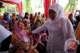 Menteri Sosial Khofifah Indar Parawansa (kanan) menyapa warga penerima bantuan Program Keluarga Harapan (PKH) tahap ketiga di kantor Kecamatan Wonoasih, Probolinggo, Jawa Timur, Sabtu (17/10). Pemerintah melalui kementerian sosial menargetkan penerima bantuan PKH untuk tahun anggaran 2016 bertambah dari 3,5 juta keluarga menjadi 6,5 juta keluarga untuk mengurangi kemiskinan dan meningkatkan kualitas sumberdaya manusia. Antara Jatim/Moch Asim/zk/15