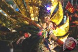 Salah satu peserta dengan pakaian kreasinya tampil memeriahkan perayaan Bontang City Carnival 2015 di Kota Bontang, Kalimantan Timur, Sabtu (17/10) malam. Kegiatan BCC digelar dalam rangka HUT ke-16 Kota Bontang.