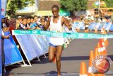 pelari Charles Kipsang asal Kenya finis pertama pada kompetisi Banyuwangi Internasional Run pada kategori 5K di Banyuwangi, Jawa Timur, Sabtu (17/10). Kompetisi dengan kategori 5K dan 10K tersebut memperebutkan hadiah total senilai Rp100 juta. Antara Jatim/ Budi Candra Setya/zk/15.