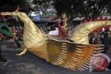 Warga mengikuti Karnaval Sedekah Desa di Wonorejo, Pasuruan, Jawa Timur, Minggu (18/10). Karnaval Sedekah Desa tersebut diselenggarakan sebagai wujud ungkapan syukur masyarakat kepada Tuhan atas kesehatan dan limpahan hasil bumi. ANTARA FOTO/Moch Asim/wdy/15