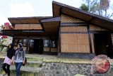 Pengunjung berjalan didepan Museum Trisula yang terletak di kawasan Blitar Selatan, Blitar, Jawa Timur, Minggu (16/10). Museum yang dulunya merupakan bangunan bekas markas komando (Mako) TNI saat berlangsungnya operasi militer untuk pemberantasan sisa-sisa PKI pada Juni hingga September 1968 silam itu, terus mengalami penurunan pengunjung antara 10 hingga 20 persen tiap minggunya.Antara Jatim/Irfan Anshori/zk/15