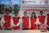 Corporate Secretary PT. Pertamina (Persero) Wisnuntoro (kiri), Rektor Universitas Indonesia Muhammad Anis (tengah), Dirjen Penguatan Riset dan Pengembangan Kemenristek Dikti Muhammad Dimyati (kedua kiri), dan VP Corporate Communication Pertamina Wianda Pusponegoro (kedua kanan) berfoto bersama dalam pembukaan seleksi babak penyisihan Olimpiade Sains Nasional (OSN) Pertamina 2015 di Balairung Universitas Indonesia, Depok, Jawa Barat, Kamis (15/10). (Antara Foto/Indrianto Eko Suwarso).