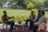 Presiden Joko Widodo (kiri) menjawab sejumlah pertanyaan dari wartawan LKBN Antara Panca Hari Prabowo (kedua kiri), wartawan TVRI Imam Priyono (kedua kanan) dan wartawan RRI Maulana (kanan) ketika wawancara khusus di Istana Merdeka, Jakarta, Senin (19/10). Presiden Joko Widodo menjelaskan sejumlah program, tantangan dan halangan dalam menjalankan pemerintahannya bersama Wapres Jusuf Kalla selama satu tahun pada 20 Oktober 2015. ANTARA FOTO/Widodo S. Jusuf/wdy/15.