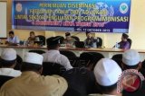 Puluhan pemimpin pondok pesantren dan dayah mengikuti pertemuan diseminasi Fatwa MPU Aceh di Kantor Dinas Kesehatan Aceh Timur, Aceh, Sabtu (17/10). Pertemuan diseminasi Fatwa MPU Aceh dan advokasi sektor penguatan program imunisasi untuk membahas tentang boleh mengunakan vaksin polio tetes dalam kondisi darurat karena penyakit polio merupakan ancaman dunia. ANTARA FOTO/Syifa Yulinnas/15.