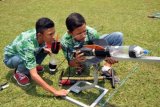 Peserta memasang roket air pada kompetisi Roket Air antar pelajar SMA/SMK sederajat tingkat Jawa Tengah di lapangan Rindam IV/Diponegoro Magelang, Jateng, Minggu (18/10). Lomba roket air yang diikuti oleh 30 tim tersebut bertujuan mendorong para siswa untuk berpikir kreatif menciptakan sesuatu, mengembangkan budaya berinovasi, karena roket air syarat dengan ilmu pengetahuan, hitungan, dan kecermatan. ANTARA FOTO/Anis Efizudin/kye/15