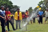 Peserta melepaskan roket air pada kompetisi Roket Air antar pelajar SMA/SMK sederajat tingkat Jawa Tengah di lapangan Rindam IV/Diponegoro Magelang, Jateng, Minggu (18/10). Lomba roket air yang diikuti oleh 30 tim tersebut bertujuan mendorong para siswa untuk berpikir kreatif menciptakan sesuatu, mengembangkan budaya berinovasi, karena roket air syarat dengan ilmu pengetahuan, hitungan, dan kecermatan. ANTARA FOTO/Anis Efizudin/kye/15