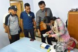 Sejumlah petugas Imigrasi Kelas II Jember, memeriksa paspor Warga Negara Asing (WNA) saat razia ditemani sekretaris pabrik pengolahan rumput laut (kanan) di Panarukan, Situbondo, Jawa Timur, Selasa (20/10). Dua WNA asal Korea yang kerja di pabrik tersebut kabur sebelum dilakukan razia yang diduga menggunakan paspor wisata dan tidak memiliki kelengkapan data tinggal di Indonesia. Antara Jatim/Seno/15.