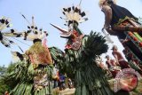 Sejumlah warga Suku Dayak Bahau membawakan ritual tarian Hudoq Pakayang di Kecamatan Long Pahangai, Kabupaten Mahakam Ulu, Kalimantan Timur, Sabtu (17/10). Ritual Tarian Hudoq Pakayang yang rutin digelar setiap Oktober pada akhir masa Menugal (menanam padi di ladang) dan melibatkan seratus penari dari 12 kampung di daerah tersebut merupakan ungkapan rasa syukur serta memohon kepada sang Pencipta agar ladang mereka tidak diganggu roh jahat. (ANTARA FOTO/Sugeng Hendratno)