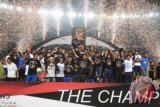 Sejumlah pemain Persib Bandung merayakan kemenangan setelah berhasil menjuarai Piala Presiden di Stadion Utama Gelora Bung Karno, Senayan, Jakarta, Minggu (18/10/15). Persib menjadi juara setelah menundukkan Sriwijaya FC di final dengan skor 2-0. (ANTARA FOTO/Akbar Nugroho Gumay).