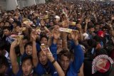 Sejumlah pendukung Persib Bandung, Bobotoh dan Viking, menunjukan tiket pertandingan final sepak bola Piala Presiden di kawasan Stadion Gelora Bung Karno, Jakarta, Minggu (18/10/15). Kurang lebih 50 ribu pendukung Persib Bandung memadati Stadion Utama Gelora Bung Karno untuk menyaksikkan laga final melawan Sriwijaya FC. (ANTARA FOTO/Muhammad Adimaja).
