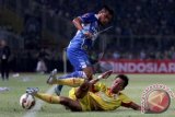 Pesepak bola Sriwijaya FC Saiful Indra (bawah) menjegal pesepak bola Persib Bandung Zulham Zamrun (atas) saat laga final Piala Presiden di Stadion Utama Gelora Bung Karno, Senayan, Jakarta, Minggu (18/10/15). (ANTARA FOTO/Nova Wahyudi).