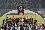 Tim Persib Bandung merayakan kemenangan setelah keluar sebagai juara Piala Presiden di Stadion Gelora Bung Karno, Senayan, Jakarta, Minggu (18/10/15) malam. Persib Bandung keluar sebagai juara Piala Presiden seusai mengalahkan Sriwijaya FC dengan skor 2-0. (ANTARA FOTO/Nova Wahyudi).