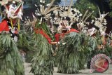 Sejumlah warga Suku Dayak Bahau membawakan ritual tarian Hudoq Pakayang di Kecamatan Long Pahangai, Kabupaten Mahakam Ulu, Kalimantan Timur, Sabtu (17/10). Ritual Tarian Hudoq Pakayang yang rutin digelar setiap bulan Oktober pada akhir masa Menugal (menanam padi di ladang) dan melibatkan seratus penari Suku Dayak Bahau dari 12 kampung di daerah tersebut, merupakan ungkapan rasa syukur serta memohon kepada sang Pencipta agar ladang mereka tidak diganggu roh jahat. ANTARA FOTO/Sugeng Hendratno/jhw/15