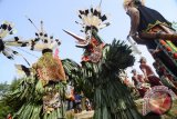 Sejumlah warga Suku Dayak Bahau membawakan ritual tarian Hudoq Pakayang di Kecamatan Long Pahangai, Kabupaten Mahakam Ulu, Kalimantan Timur, Sabtu (17/10). Ritual Tarian Hudoq Pakayang yang rutin digelar setiap bulan Oktober pada akhir masa Menugal (menanam padi di ladang) dan melibatkan seratus penari Suku Dayak Bahau dari 12 kampung di daerah tersebut, merupakan ungkapan rasa syukur serta memohon kepada sang Pencipta agar ladang mereka tidak diganggu roh jahat. ANTARA FOTO/Sugeng Hendratno/jhw/15