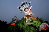 Sejumlah warga Suku Dayak Bahau membawakan ritual tarian Hudoq Pakayang di Kecamatan Long Pahangai, Kabupaten Mahakam Ulu, Kalimantan Timur, Sabtu (17/10). Ritual Tarian Hudoq Pakayang yang rutin digelar setiap bulan Oktober pada akhir masa Menugal (menanam padi di ladang) dan melibatkan seratus penari Suku Dayak Bahau dari 12 kampung di daerah tersebut, merupakan ungkapan rasa syukur serta memohon kepada sang Pencipta agar ladang mereka tidak diganggu roh jahat. ANTARA FOTO/Sugeng Hendratno/jhw/15