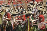 Sejumlah penari dari Suku Dayak Bahau berada di atas perahu sebelum menggelar ritual Hudoq Pakayang di Kecamatan Long Pahangai, Kabupaten Mahakam Ulu, Kalimantan Timur, Sabtu (17/10). Ritual Tarian Hudoq Pakayang yang rutin digelar setiap bulan Oktober pada akhir masa Menugal (menanam padi di ladang) dan melibatkan seratus penari Suku Dayak Bahau dari 12 kampung di daerah tersebut, merupakan ungkapan rasa syukur serta memohon kepada sang Pencipta agar ladang mereka tidak diganggu roh jahat. ANTARA FOTO/Sugeng Hendratno/jhw/15