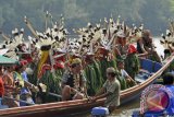 Sejumlah penari dari Suku Dayak Bahau berada di atas perahu sebelum menggelar ritual Hudoq Pakayang di Kecamatan Long Pahangai, Kabupaten Mahakam Ulu, Kalimantan Timur, Sabtu (17/10). Ritual Tarian Hudoq Pakayang yang rutin digelar setiap bulan Oktober pada akhir masa Menugal (menanam padi di ladang) dan melibatkan seratus penari Suku Dayak Bahau dari 12 kampung di daerah tersebut, merupakan ungkapan rasa syukur serta memohon kepada sang Pencipta agar ladang mereka tidak diganggu roh jahat. ANTARA FOTO/Sugeng Hendratno/jhw/15