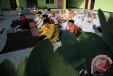 Sejumlah santri melaksanakan Salat Istisqo di halaman Madrasah Diniyah Roudlatul Mustariyah, Pasuruan, Jawa Timur, Rabu (21/10). Salat tersebut bertujuan untuk  memohon diturunkannya hujan di wilayah yang dilanda kekeringan dan kebakaran hutan sekaligus dalam rangka Hari Santri Nasional yang diperingati pada 22 Oktober. Antara Jatim/Moch Asim/zk/15