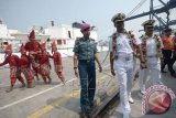 Komandan kapal laut penjaga pantai India, Indian Coast Guard Ship (ICGS) Samrat, Deputi Inspektur Jenderal, S.K. Bharatria (kedua kanan) disambut saat tiba di pelabuhan peti kemas, Makassar, Sulawesi Selatan, Rabu (21/10). Kedatangan kapal tersebut untuk memperluas relasi keamanan kemaritiman antar kedua negara India dan Indonesia dalam rangka melawan kejahatan kriminal maritim transnasional. ANTARA FOTO/Dewi Fajriani/wdy/15