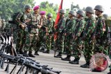 Komandan Brigade Infanteri-1 Marinir Kolonel Marinir Sugianto (kedua kiri) didampingi Komandan Batalyon Infanteri-3, Letkol Mar Bakti Dasasasi Penanggungan (kiri) inspeksi pasukan disela-sela gelar apel kesiapan prajurit Batalyon Infanteri-3 Marinir di Lapangan apel Brigif-1 Gedangan, Sidoarjo, Jawa Timur, Kamis (22/10). Apel kesiapan prajurit Korps Marinir TNI AL tersebut guna mensukseskan pelaksanaan Pilkada serentak pada 9 Desember 2015 dalam siap membantu pengamanan Polri dan tidak memihak salah satu peserta Pilkada. Antara Jatim/M Risyal Hidayat/zk/15