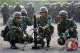 Prajurit Korps Marinir TNI AL mempersiapkan mortir 60 mm disela-sela gelar apel kesiapan prajurit Batalyon Infanteri-3 Marinir di Lapangan apel Brigif-1 Gedangan, Sidoarjo, Jawa Timur, Kamis (22/10). Apel kesiapan prajurit Korps Marinir TNI AL tersebut guna mensukseskan pelaksanaan Pilkada serentak pada 9 Desember 2015 dalam siap membantu pengamanan Polri dan tidak memihak salah satu peserta Pilkada. Antara Jatim/M Risyal Hidayat/zk/15