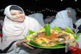 Istri Bupati Pamekasan, Ny Hj. Ani Syafii (ke-dua kiri) menunjukkan tajhin sora (bubur bulan asuro) kreasi peserta Festival Tajhin Sora di Pamekasan, Jatim, Kamis (22/10) malam. Festival dalam rangka melestarikan warisan leluhur itu diikuti satuan SKPD dan Instansi lainnya. Antara Jatim/Foto/Saiful Bahri/zk/15