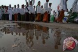 Santri mengikuti kirab Hari Santri Nasional di Pamekasan, Jatim, Kamis (22/10). Pemerintah menetapkan 22 Oktober sebagai hari santri nasional. Antara Jatim/Foto/Saiful Bahri/zk/15