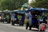 Santri dan santriwati Pondok Pesantren Bumi Sholawat pawai keliling menumpang kendaraan odong-odong di Sidoarjo, Jawa Timur, Kamis (22/10). Kegiatan tersebut dalam rangka memperingati Hari Santri Nasional yang diperingati setiap tanggal 22 Oktober. Antara Jatim/Umarul Faruq/zk/15
