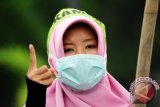 Seorang pengunjukrasa dari Kesatuan Aksi Mahasiswa Muslim Indonesia (KAMMI) Kalbar menggelar aksi evaluasi satu tahun pemerintahan Presiden Joko Widodo, di Bundaran Digulis, Pontianak, Selasa (20/10). Selain mengkritisi belum terealisasinya sejumlah program Nawacita, mereka menuntut Presiden Joko Widodo untuk menuntaskan kasus kabut asap yang telah melanda Kalimantan dan Sumatra selama beberapa bulan terakhir. ANTARA FOTO/Jessica Helena Wuysang/15