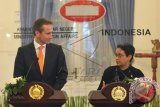 Menlu Retno Lestari Priansari Marsudi (kanan) bersama Menlu Denmark Kristian Jensen (kiri) menyampaikan hasil pertemuan di Gedung Pancasila, Kementerian Luar Negeri, Jakarta, Kamis (22/10). Pertemuan bilateral tersebut membahas kerjasama bidang kemaritiman, energi, pendidikan dan dialog antar agama. ANTARA FOTO/Puspa Perwitasari/wdy/15.