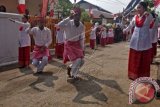 AMBON, 20/10 - BUDAYA PANAS PELA MALUKU. Pemuda Negeri Galala yang mayoritas penduduknya Kristen dan Negeri Hitulama yang mayoritas penduduknya Muslim, menarikan tarian penyambutan pada prosesi budaya 