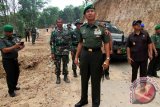 Pangdam V/Brawijaya Mayjend TNI Sumardi (tengah) didampingi Wakil Bupati Tulungagung Maryoto Bhorowo (kanan) saat meninjau program TMMD jalan tembus Tulungagung-Kediri di jalur selingkar wilis, Desa Nyawangan, Tulungagung, Jawa Timur, Kamis (22/10). Kunjungan itu dilakukan untuk mengetahui langsung kemajuan pelaksanaan program TMMD di wilayah tugas Kodam V/Brawijaya, yang tahun ini digelar di lima daerah se-Jatim, yakni di Sumenep, Sampang, Bojonegoro, Lumajang dan Tulungagung. Antara Jatim/Foto/Destyan Sujarwoko/zk/15