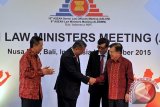 Wakil Presiden, Jusuf Kalla (kanan) berjabat tangan dengan Deputy Sekjen ASEAN, Ahmad Kurnia Prawira Mochtan yang diampingi Menteri Hukum dan HAM Yasonna H. Laoly (kedua kanan) dan Gubernur Bali Made Mangku Pastika (kiri) saat pembukaan Pertemuan ke-9 Menteri-Menteri Bidang Hukum ASEAN (ALAWMM) di Nusa Dua, Bali, Kamis (22/10). Konferensi selama lima hari tersebut untuk membahas konvensi internasional yang akan disepakati bersama menjelang pemberlakuan masyarakat ekonomi ASEAN 2015. ANTARA FOTO/Nyoman Budhiana/i018/2015.