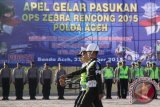 Anggota Polda Aceh dan Polisi Militer Kodam Iskandar Muda mengikuti apel pasukan Operasi Zebra Rencong tahun 2015 di Banda Aceh, Kamis (22/10). Operasi yang melibatkan 700 personel itu bertujuan untuk meningkatkan kesadaran dan kepatuhan masyarakat dalam berlalu lintas. ANTARA FOTO/Ampelsa/aww/15.