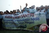 Santri Ponpes Bahrul Ulum meneriakan sholawat nabi disela-sela upacara peringatan Hari Santri Nasional (HSN) di Lapangan Tambakberas, Jombang, Jawa Timur, Kamis (22/10). Momentum peringatan HSN itu diharapkan dapat mengingatkan masyarakat dan santri akan perjuangan kiai dan para santri yang turut berjuang dalam kemerdekaan Negara Kesatuan RI. Antara Jatim/Syaiful Arif/zk/15