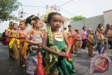 Sejumlah anak-anak ikut pawai mengenakan baju tradisional dalam acara bersih desa di Desa Doko, Kecamatan Ngasem, Kabupaten Kediri, Jawa Timur, Jumat (23/10). Ritual bersih desa itu dipusatkan di tiga makam, yaitu di Pesarean Prabu Anom, Ki Ageng Dhoho, dan Ki Ageng Doko yang merupakan sesepuh pendiri desa tersebut. Dalam ritual bersih desa itu, pemuka adat juga membawa minuman keras untuk sesaji ritual. Antara Jatim/Foto/Asmaul Chusna/15 