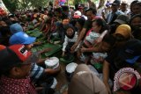 Sejumlah warga berebut nasi dalam ritual Bersih Desa Doko di Makam Prabu Anom desa Doko, Kabupaten Kediri, Jawa Timur, Jumat (23/10). Nasi beserta lauk pauk hasil dari sumbangan warga tersebut diperebutkan untuk umum sebagai rasa syukur atas rejeki yang berlimpah dari yang kuasa. Antara Jati/Prasetia Fauzani/zk/15