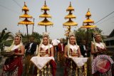 Sejumlah pemudi membawa sesembahan berupa minuman beralkohol pada kirab Bersih Desa Doko menuju punden (makam) Prabu Anom di Desa Doko, Kabupaten Kediri, Jawa Timur, Jumat (23/10). Sesaji dengan mengunakan minuman beralkohol merupakan tradisi penghormatan kepada Prabu Anom yang dipercaya sebagai pendiri Desa Doko. Antara Jatim/Prasetia Fauzani/zk/15