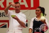 Duta Besar Kuliner Inggris Gary Rhodes (kiri) melakukan demo masak dalam Festival Makanan dan Minuman Inggris di Jakarta, Jumat (23/10). Kedutaan Inggris di Indonesia mengadakan Festival Makanan dan Minuman Inggris untuk pertama kalinya di Jakarta sebagai bentuk perayaan budaya, makanan dan minuman khas Inggris. ANTARA FOTO/Rivan Awal Lingga/wdy/15