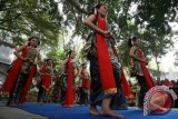 Sejumlah pemudi menariakan Tari Tayub dalam prosesi Bersih Desa di makam Prabu Anom Desa Doko, Kabupaten Kediri, Jawa Timur, Jumat (23/10). Kesenian tradisional tersebut menjadi salah satu prosesi ritual menghormati Prabu Anom pendiri desa setempat yang semasa hidupnya mencintai kesenia Tari Tayub. Antara Jatim/Prasetia Fauzani/zk/15